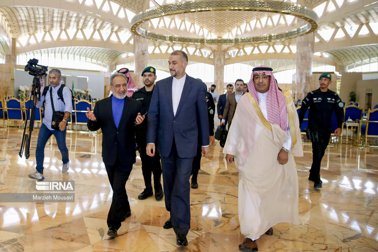وصول وزير الخارجية الايراني حسين امير عبداللهيان ظهر اليوم الخميس الى العاصمة السعودية الرياض وكان في استقباله مسؤولون سعوديون